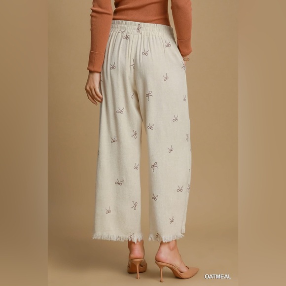 U20 Umgee Cream Wide-Leg Cropped Pants with Bow Pattern - Picture 5 of 5